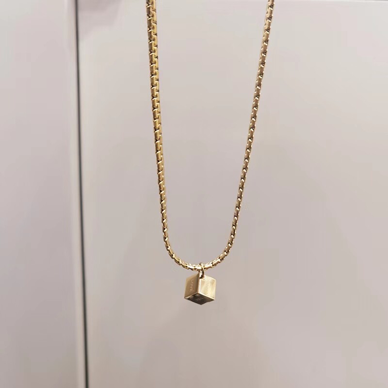 ins网红日韩欧美设计钛钢扁平龙骨项链立方吊坠中长款毛衣项链女
