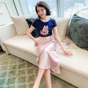 MIUCO撞色包边印花修身T恤+缎面光泽感半裙两件套装女2024