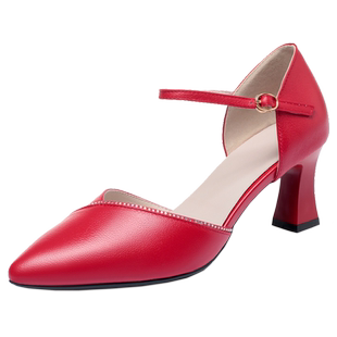 2023春夏新款真皮一字扣带单鞋女粗跟尖头中空高跟鞋包头红色婚鞋