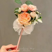 Светло-розовая горная ручка роза