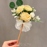 Желто-слабая горная ручка роза