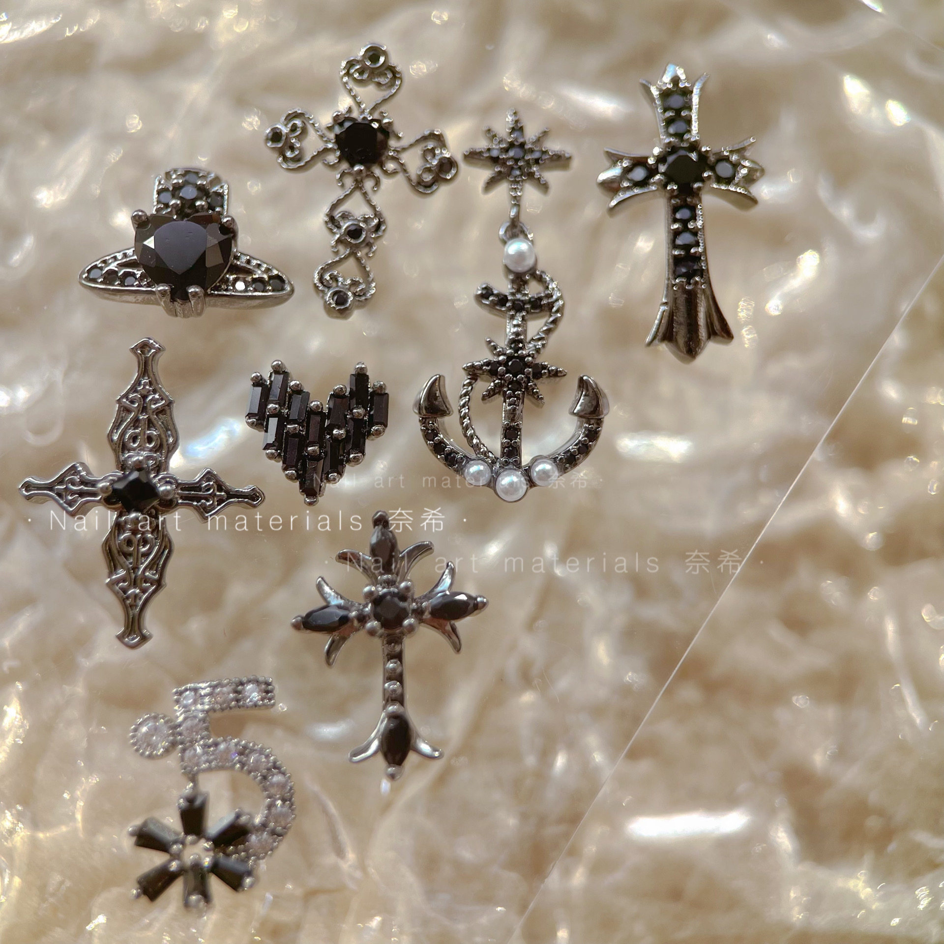 奈希新品赛博朋克暗黑美甲锆石金属潮酷爆闪克罗心十字架指甲配饰