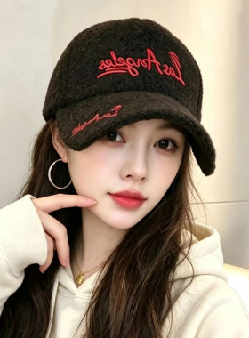 新款毛绒字母刺绣棒球帽子女秋冬加厚保暖鸭舌帽子时尚百搭显脸小
