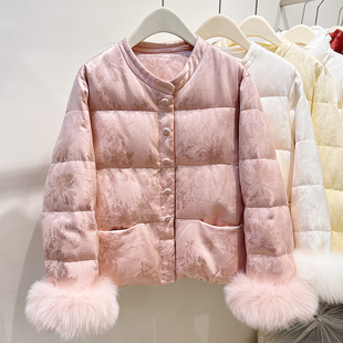 2025新款气质圆领单排扣印花袖子毛毛可拆加厚短款国风羽绒服女冬