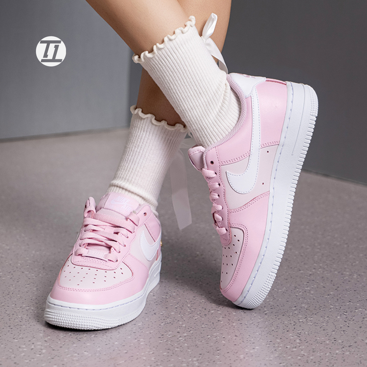 耐克NIKE AIR FORCE 1 女子26冬季新款鞋空军一号休闲板鞋IV5197