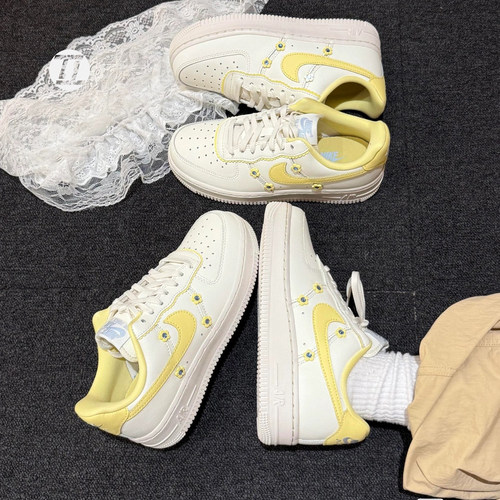 耐克AF1白黄女低帮板鞋