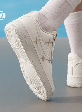 耐克NIKE AIR FORCE 1空军一号女子AF1多钩经典板鞋FV3654-111