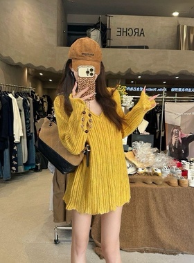 多巴胺黄色V领中长款毛衣女秋冬巨好看针织衫遮屁股下身消失上衣