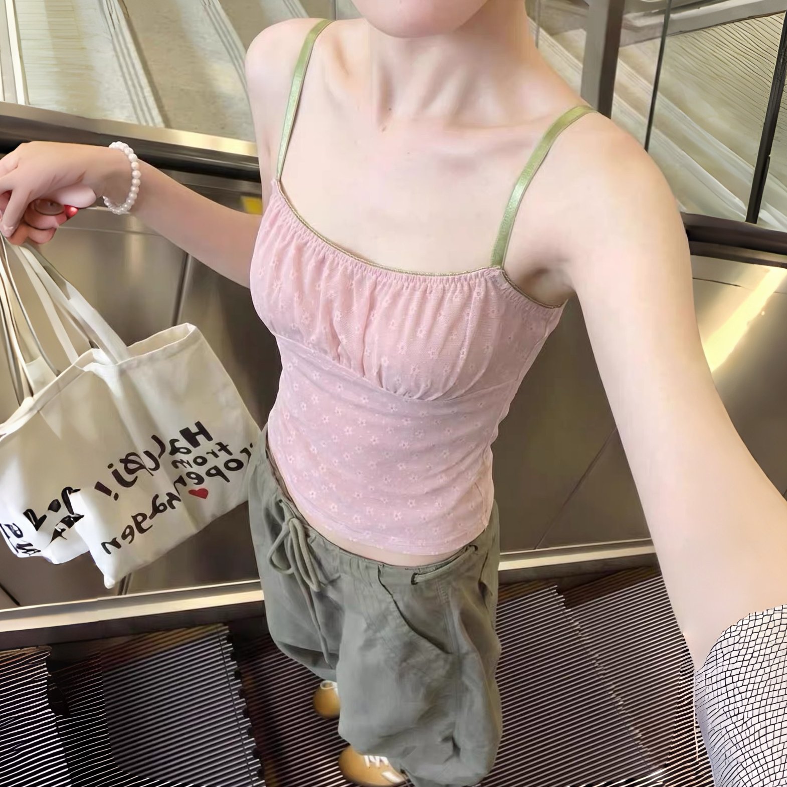 『送运费险』碎花粉色吊带背心女图片