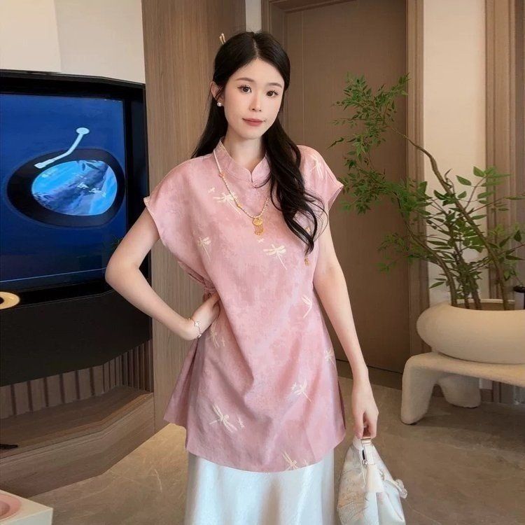 中老年女士夏季薄款印花T恤短袖宽松大码上衣配珍珠项链与折扇展