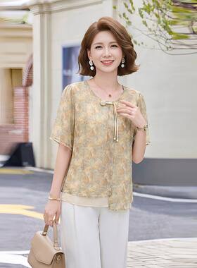 优雅中老年女士夏季薄款印花V领短袖衬衫搭配白色裤子显瘦百搭上