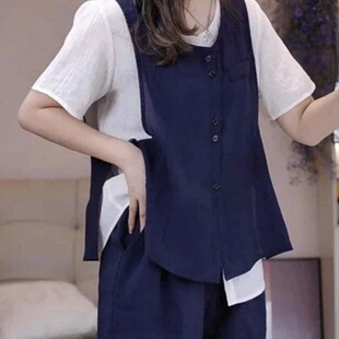 军绿色无袖上衣搭配白色内搭与同色系短裤套装中老年女士休闲时尚