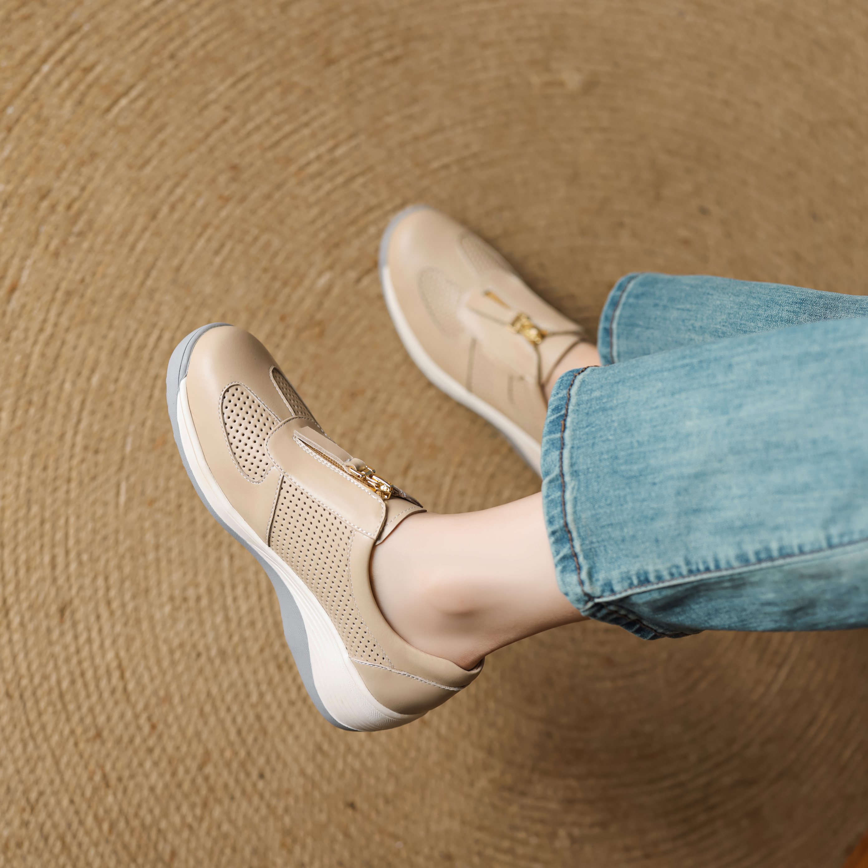 透气妈妈鞋真皮镂空防滑健步鞋