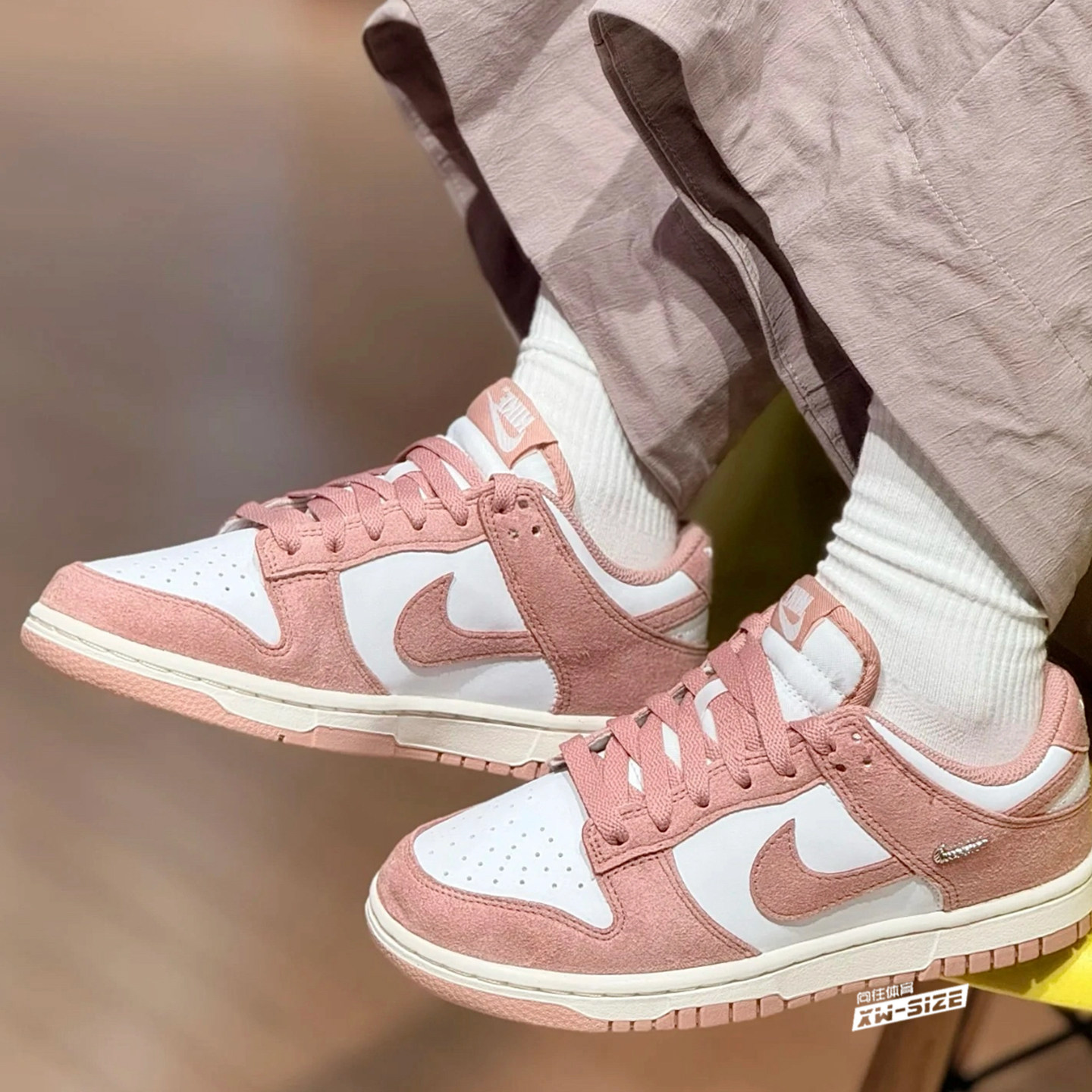 向往体育 Nike/耐克Dunk Low女子低帮白粉经典休闲板鞋IB4417-102