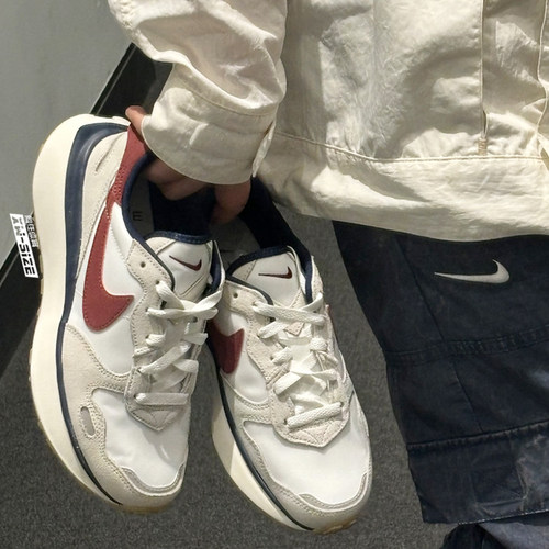 Nike轻便女子系带拼色休闲鞋