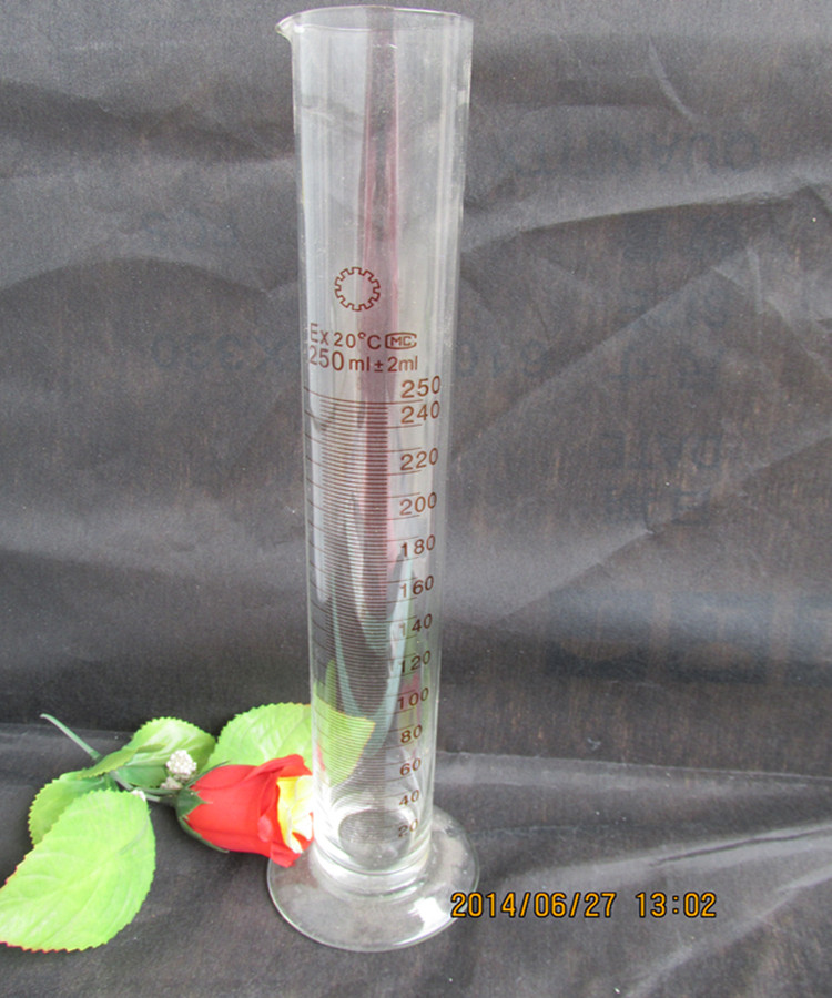 厂家直销，品种繁多，规格型号齐全。量筒有玻璃材质和塑料材质的。规格有5ml 10Ml 25ml 50ml 100ml 250ml 500ml 1000ml 等等。量筒用途广泛，刻度精确，实验中用来测量液体，搭配购买，更多优惠。