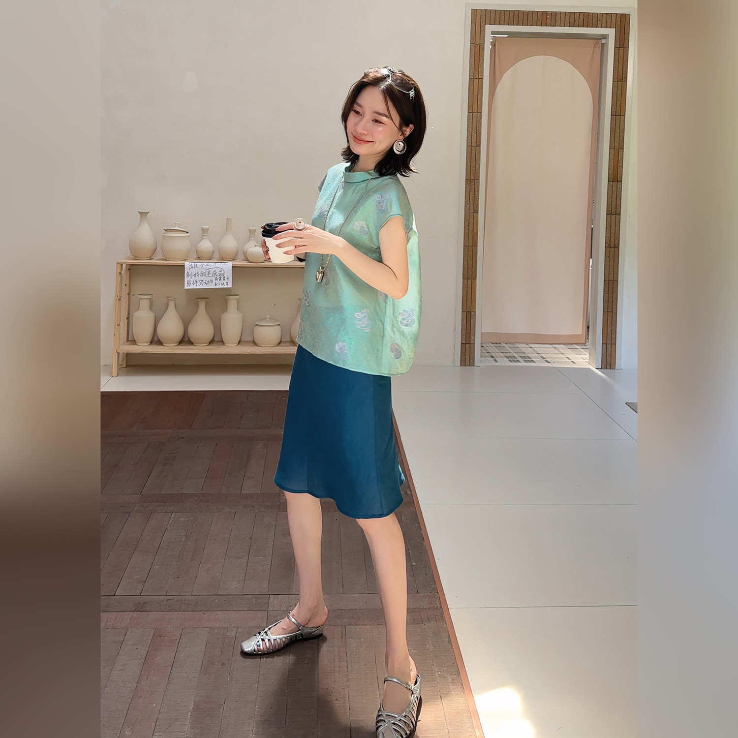 邱莹莹 “浮光锦·青丝福禄”新中式桑蚕丝金丝暗藏细闪无袖衬衫