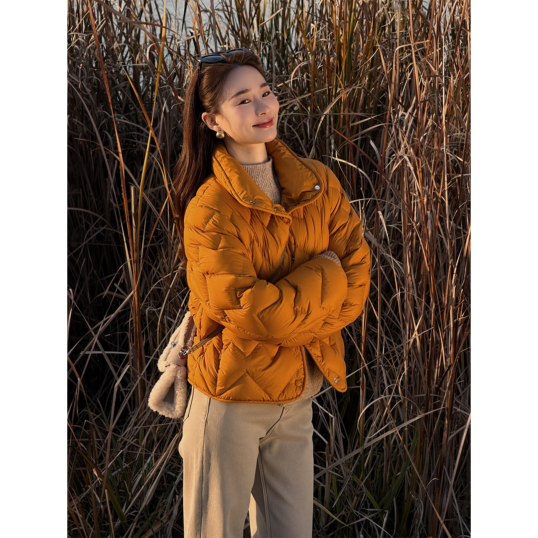 邱莹莹 HELA AOMI“爱心排骨鹅” 90白鹅绒布面肌理感保暖羽绒服