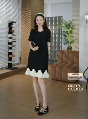 邱莹莹 HELA AOMI“千金归来”撞色小众圆领拼接波浪裸感连衣裙女