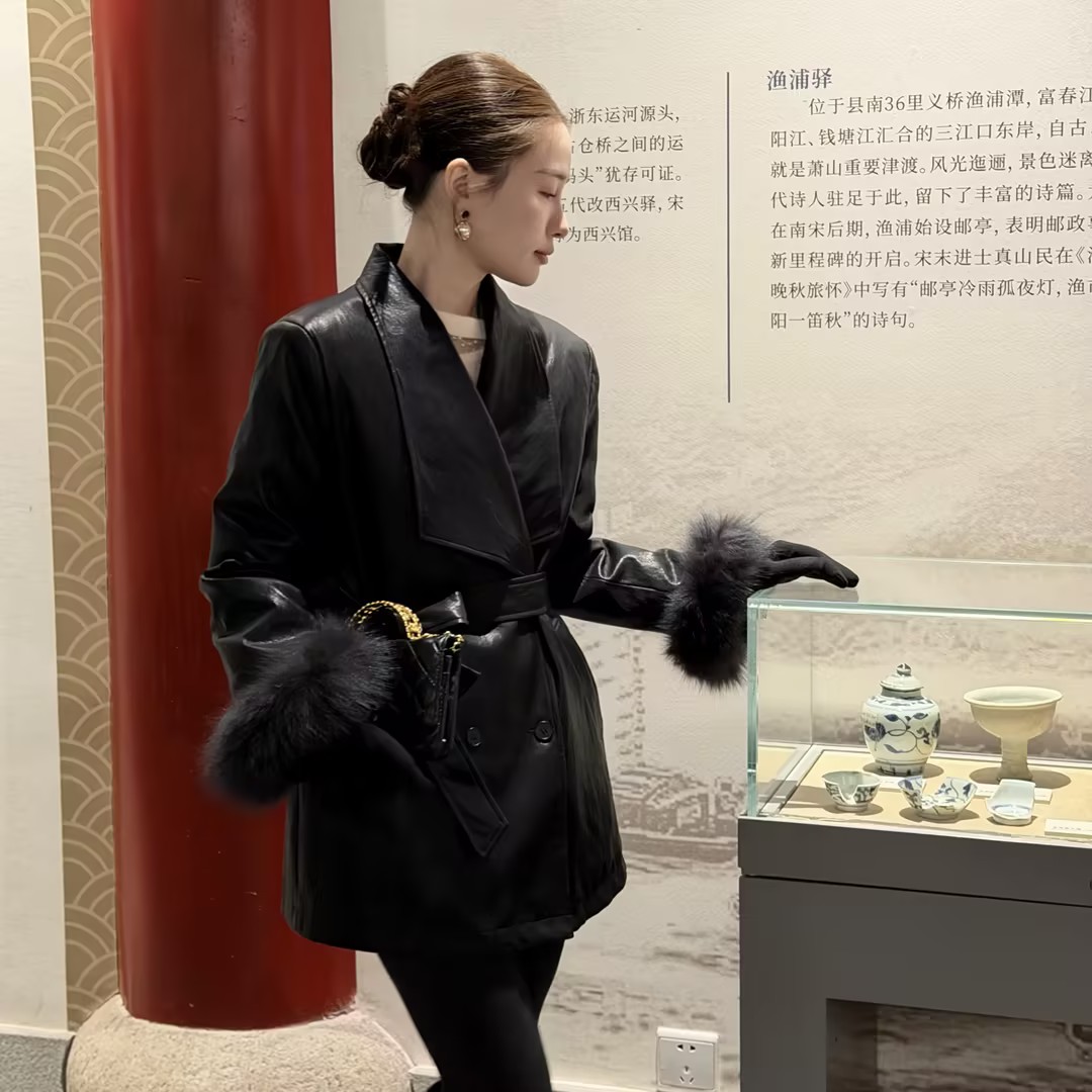 邱莹莹 HELA AOMI “皮羽绒”90白鸭绒V领双排扣皮羽绒服