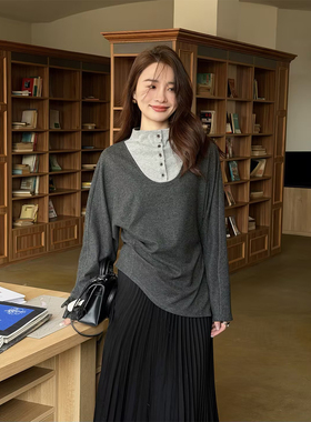 邱莹莹 HELA AOMI “棕灰雅调”绵羊毛半高领纽扣假两件T恤