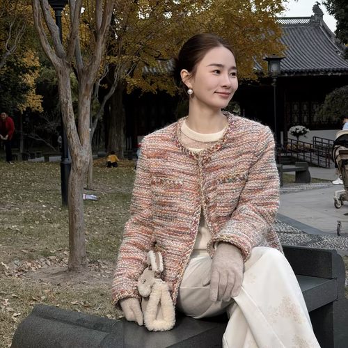 邱莹莹 HELA AOMI“蔷薇鹅” 90白鹅绒+绵羊毛50.2%粗花呢羽绒服