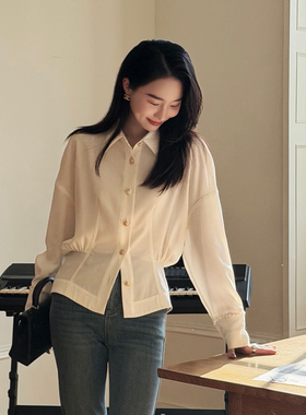邱莹莹 HELA AOMI“极简主义”落肩收腰优雅通勤风捏皱廓形衬衫