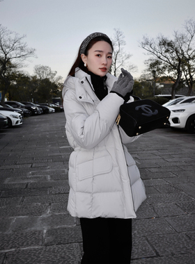 邱莹莹 HELA AOMI “波兰进口白鹅绒.高奢四面弹”羽绒服