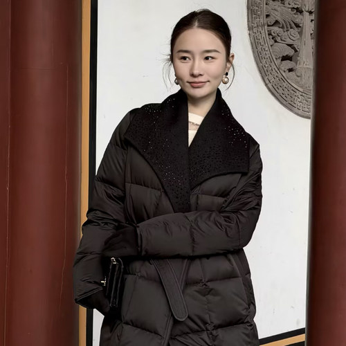 邱莹莹 HELA AOMI “轻奢鹅”90白鹅绒+桑蚕丝大翻领收腰羽绒服