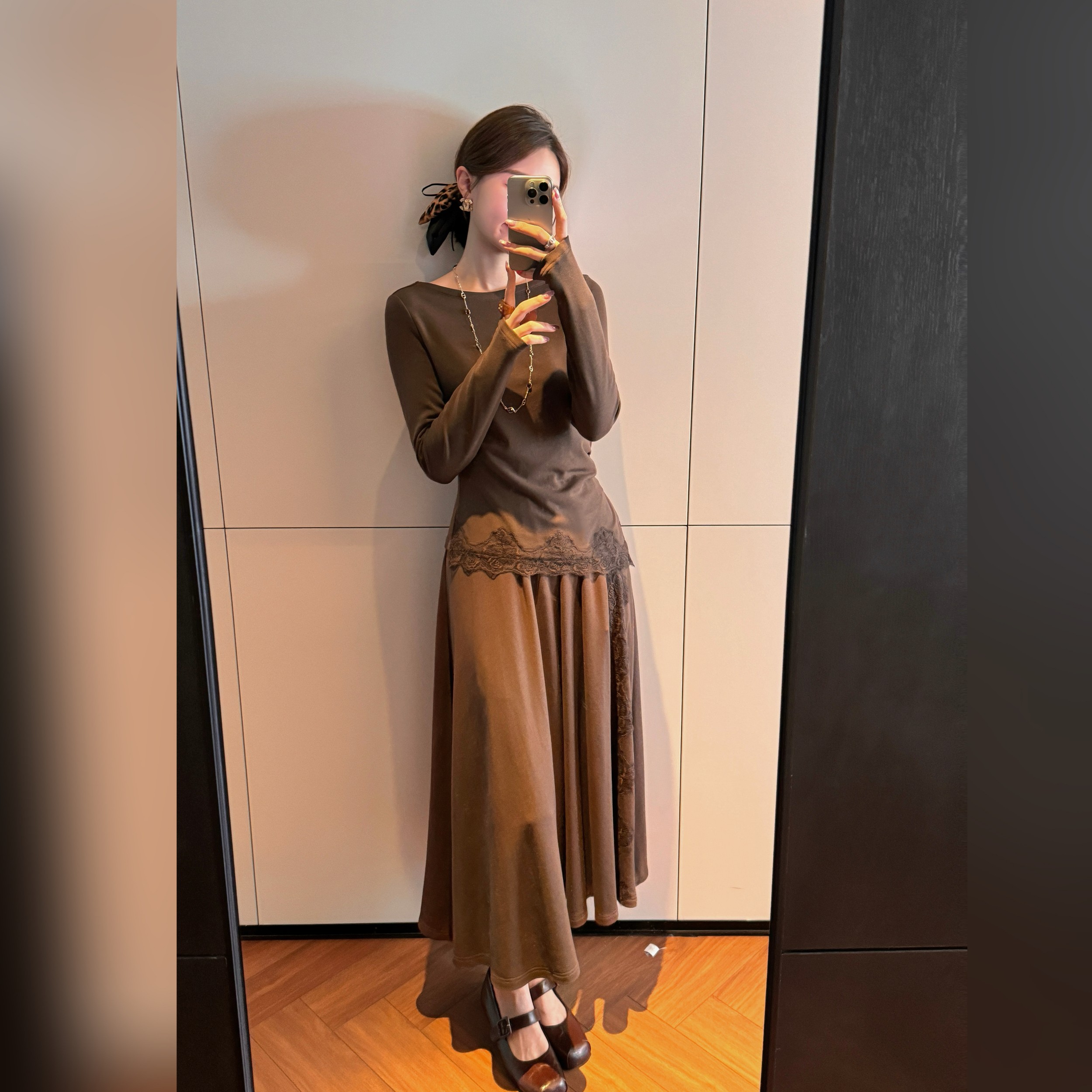 邱莹莹"温柔姐姐"莱赛尔醋酸绵羊毛蕾丝拼接下摆上衣半身裙套装女