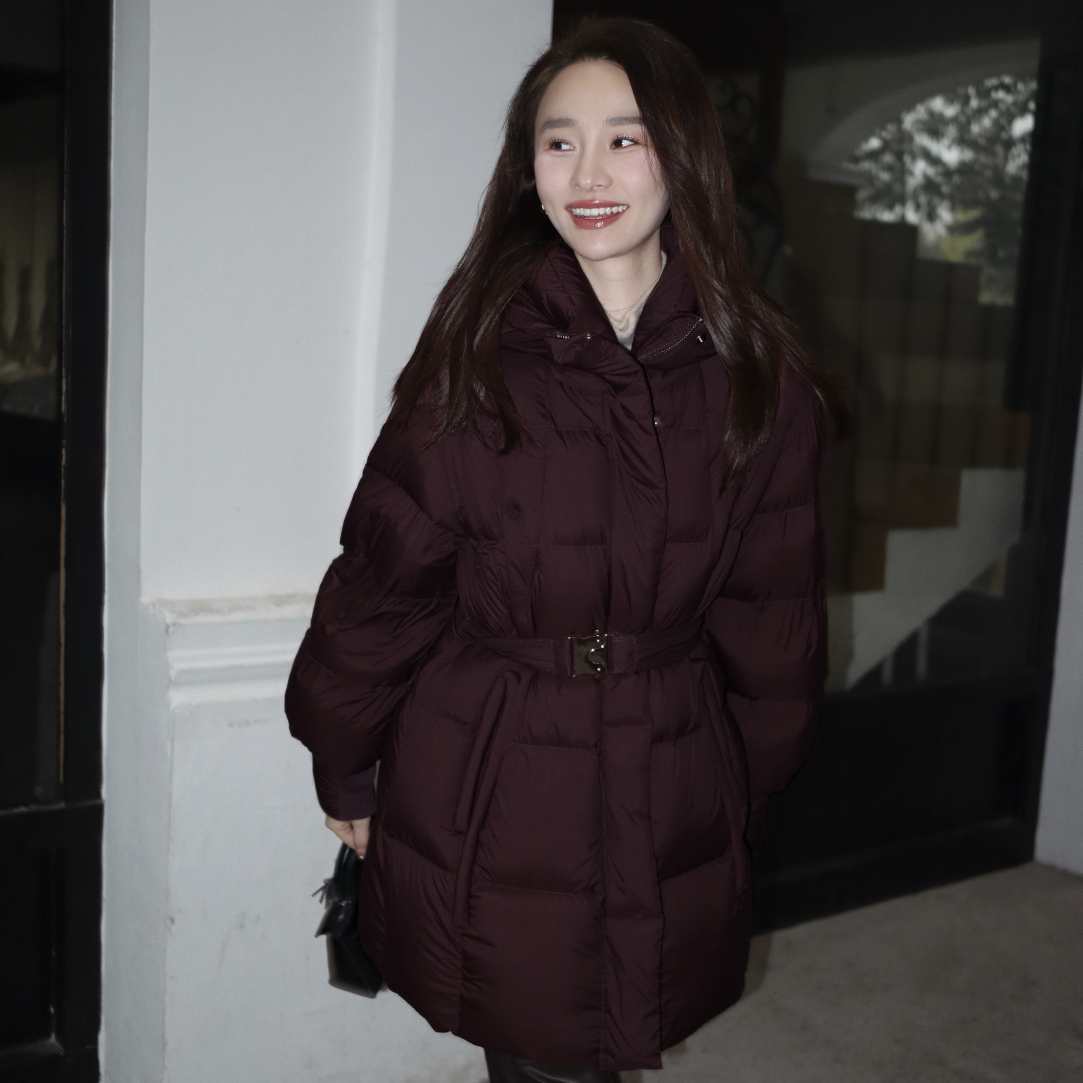 邱莹莹 HELA AOMI “经典小蛮腰”90白鸭绒收腰显瘦中长款羽绒服