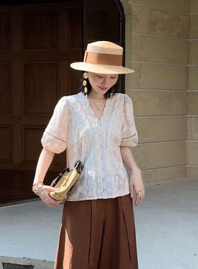 邱莹莹【现货】“剪花条纹”V领蕾丝拼接袖口泡泡袖条纹印花衬衫