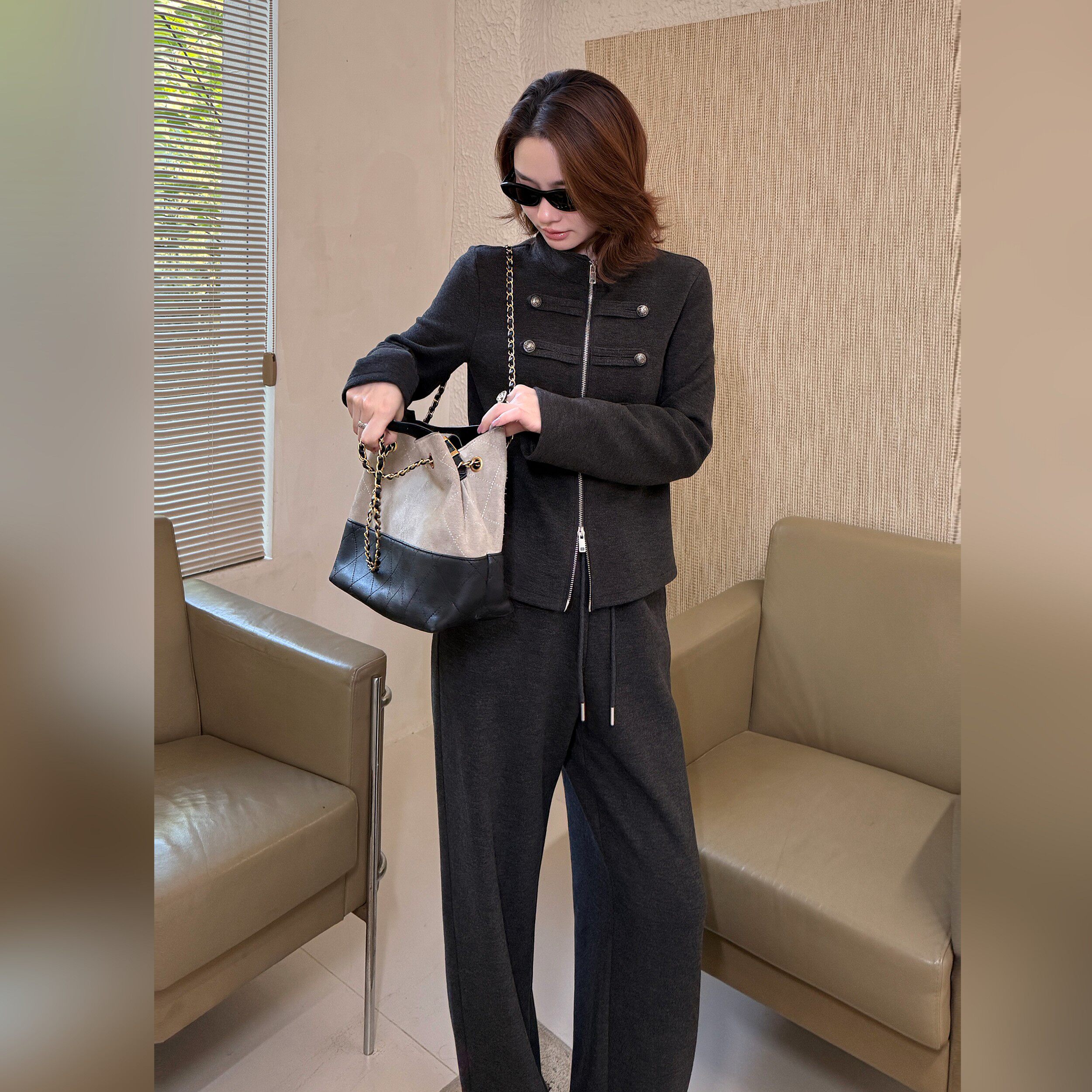 邱莹莹 "拿破仑套装"双排装饰扣半高领双头拉链上衣休闲裤套装女