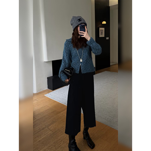 邱莹莹 HELA AOMI “康宝莱幼仔马海毛.宝石蓝”羊毛混纺针织衫