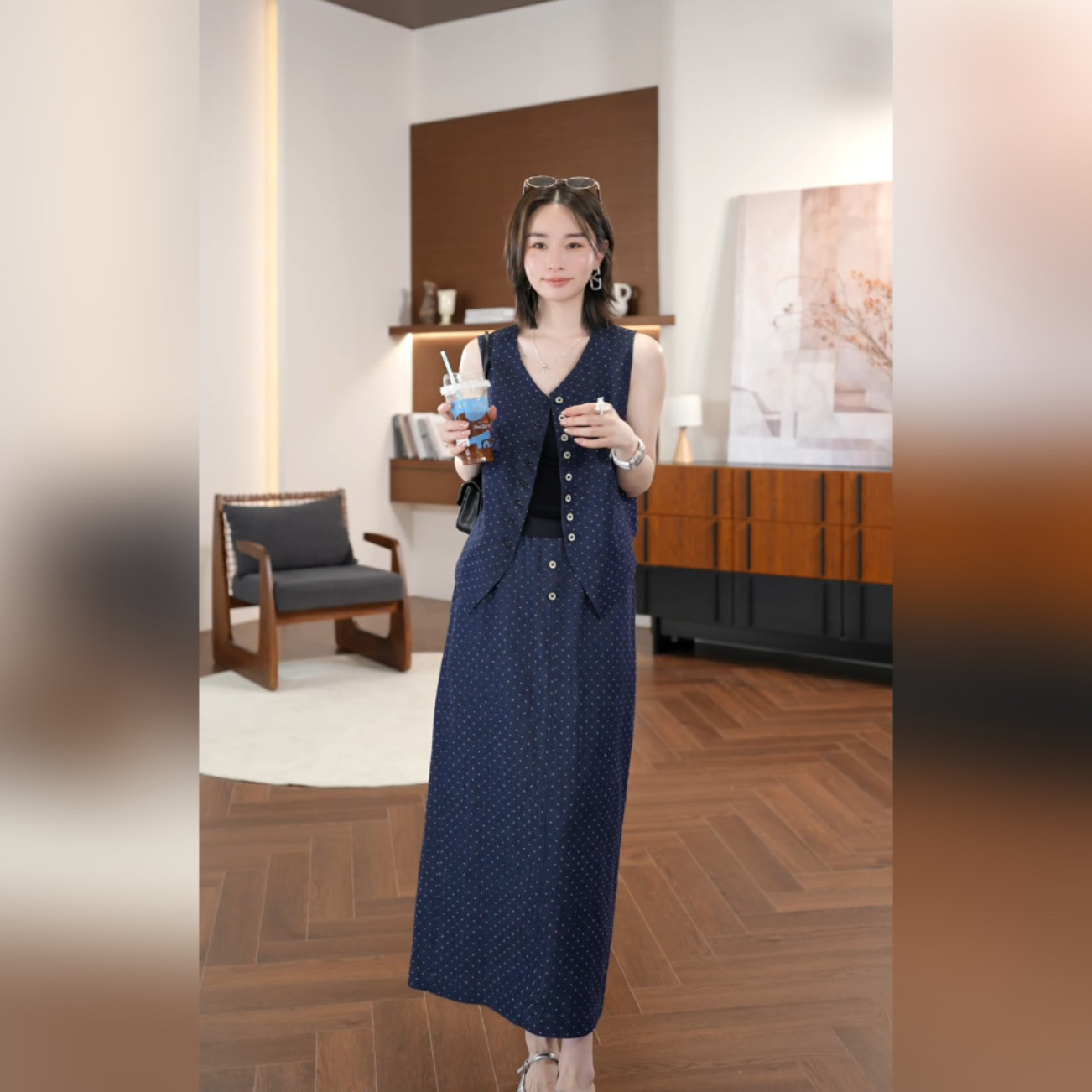 邱莹莹 "波点牛仔套装"单排扣无袖领带波点马甲长款半身裙套装女