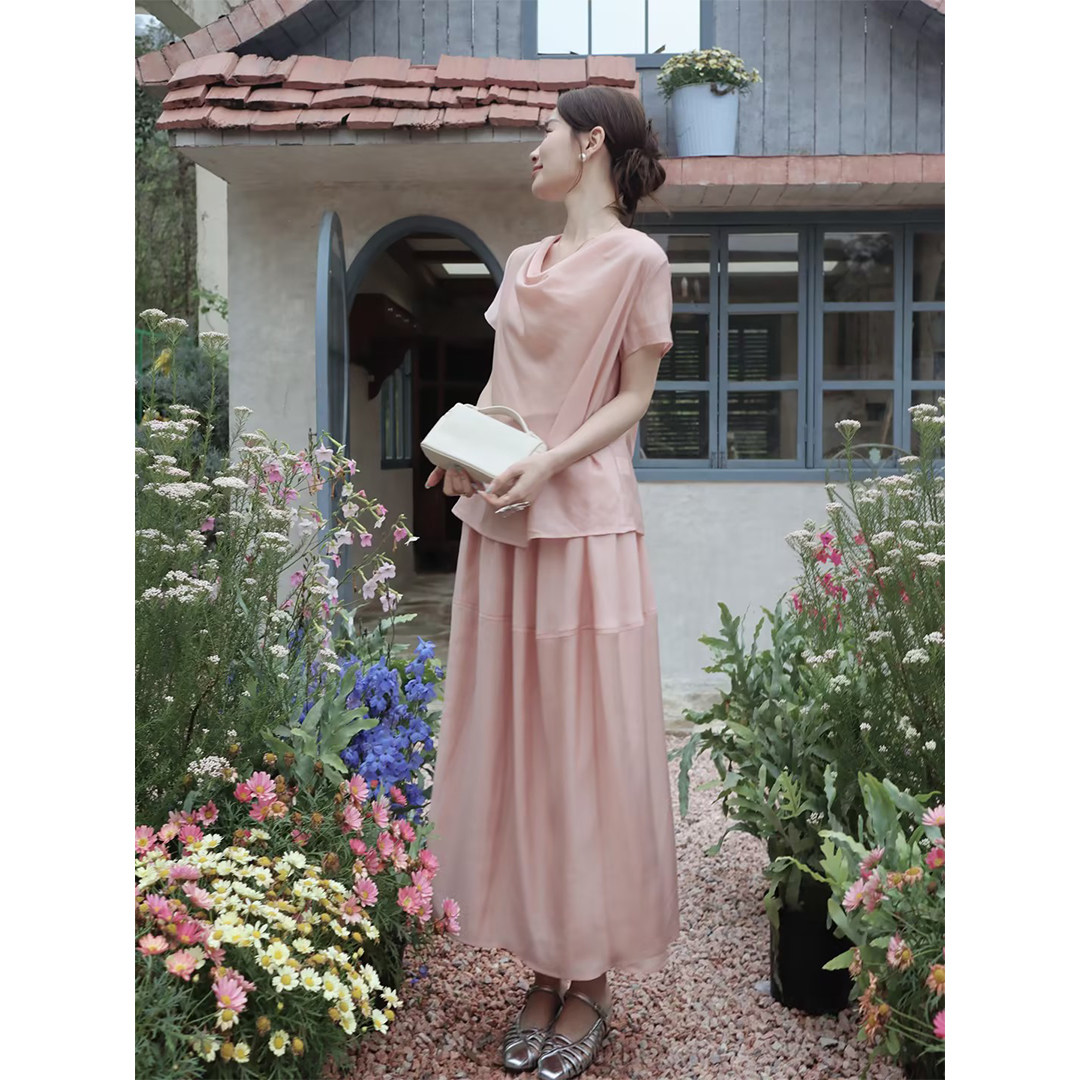 邱莹莹 "温婉如玉"莱赛尔荡领衬衫花骨朵半裙套装