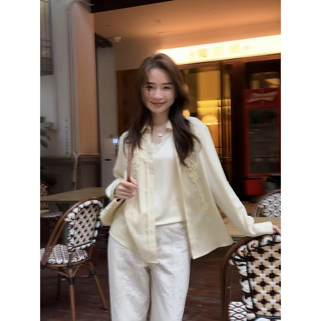 邱莹莹HELA AOMI “奶油花绣”94%莱赛尔+亚麻浮雕刺绣衬衫