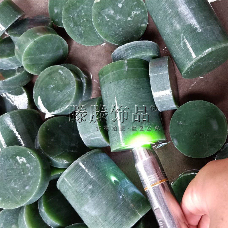 俄罗斯碧玉原石毛料边角料菠菜绿手镯芯和田玉玉石玉料