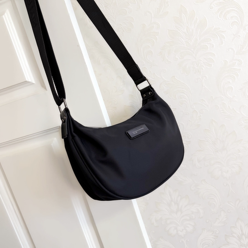 新款时尚百搭单肩斜挎女包饺子包