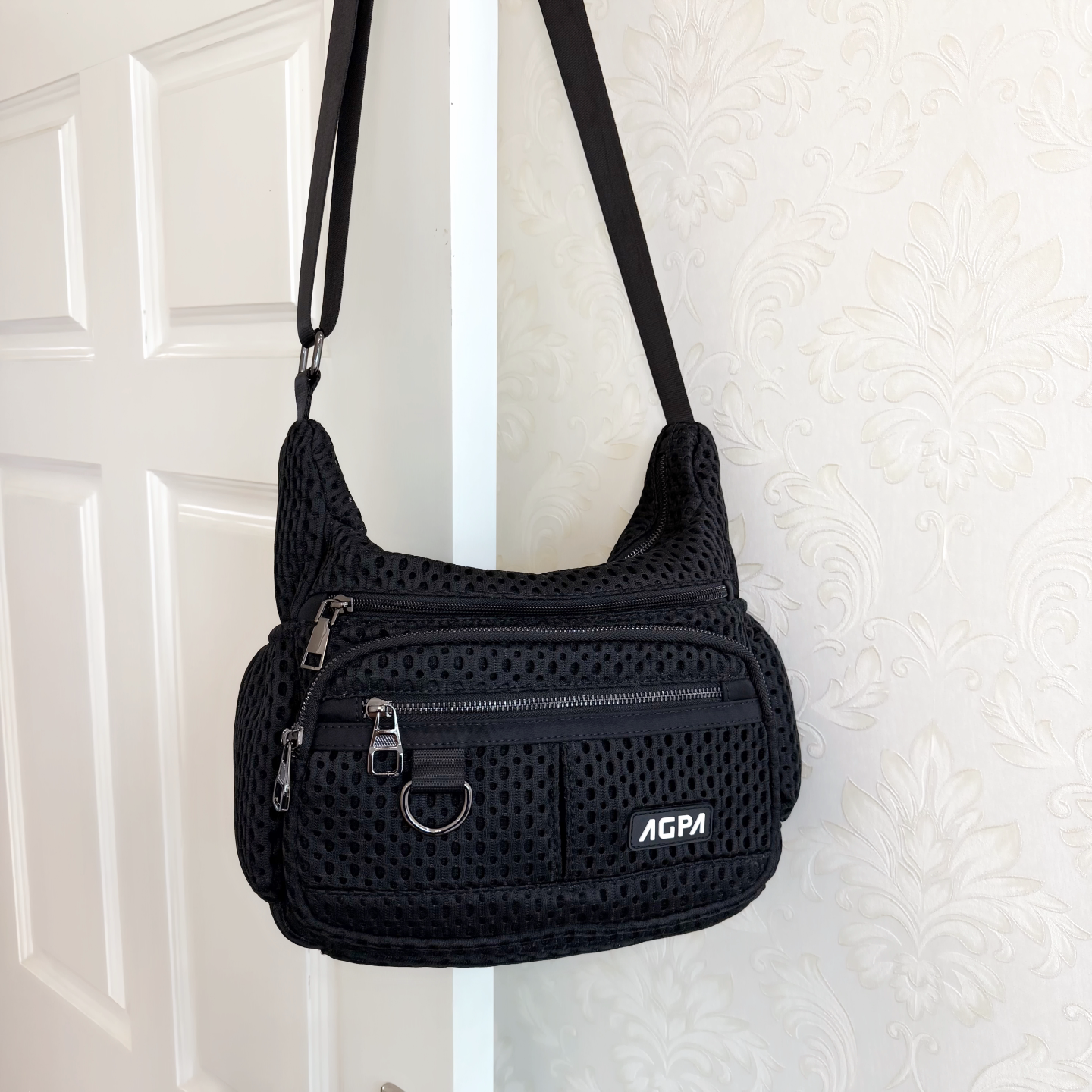 2026新款防水多口袋斜挎包女大容量轻便单肩包休闲通勤包黑色旅行