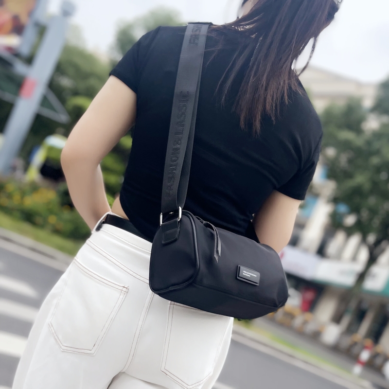 春新款斜挎小包休闲时尚牛津布女包简约轻便单肩枕头包小众百搭潮