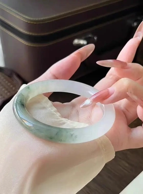 天山翠飘花翠绿扁条手镯