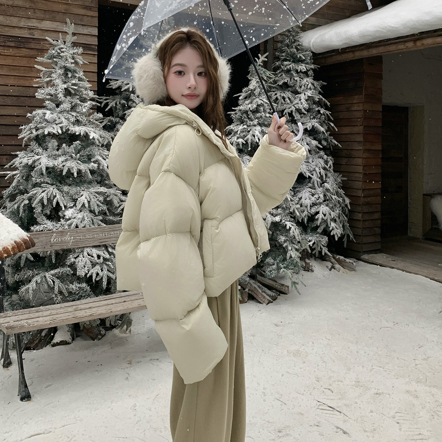 米白色连帽短款羽绒服女冬季新款超火好看高级小众加厚面包服外套,女装羽绒服,2D107