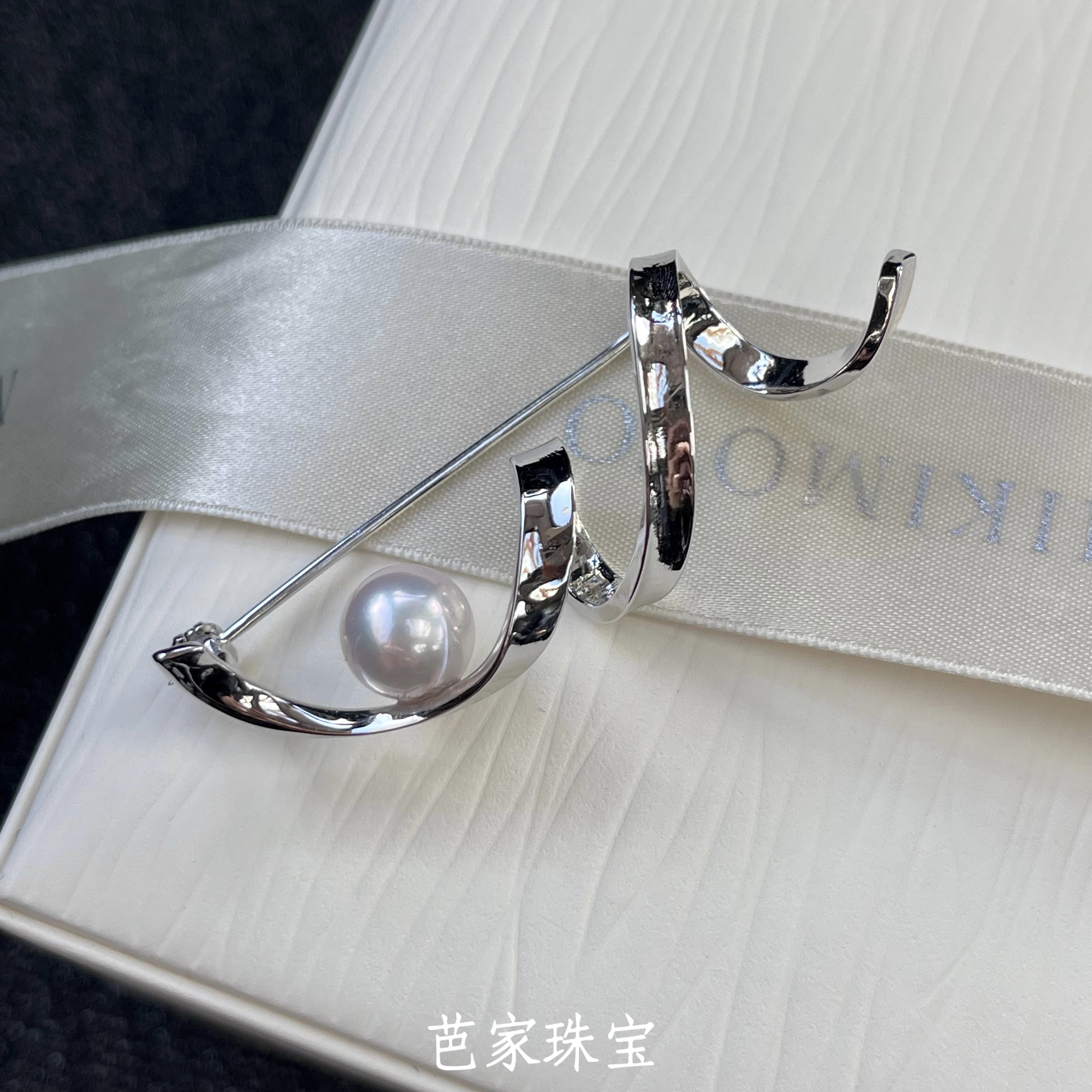 M家飞扬丝带海水珍珠胸针
