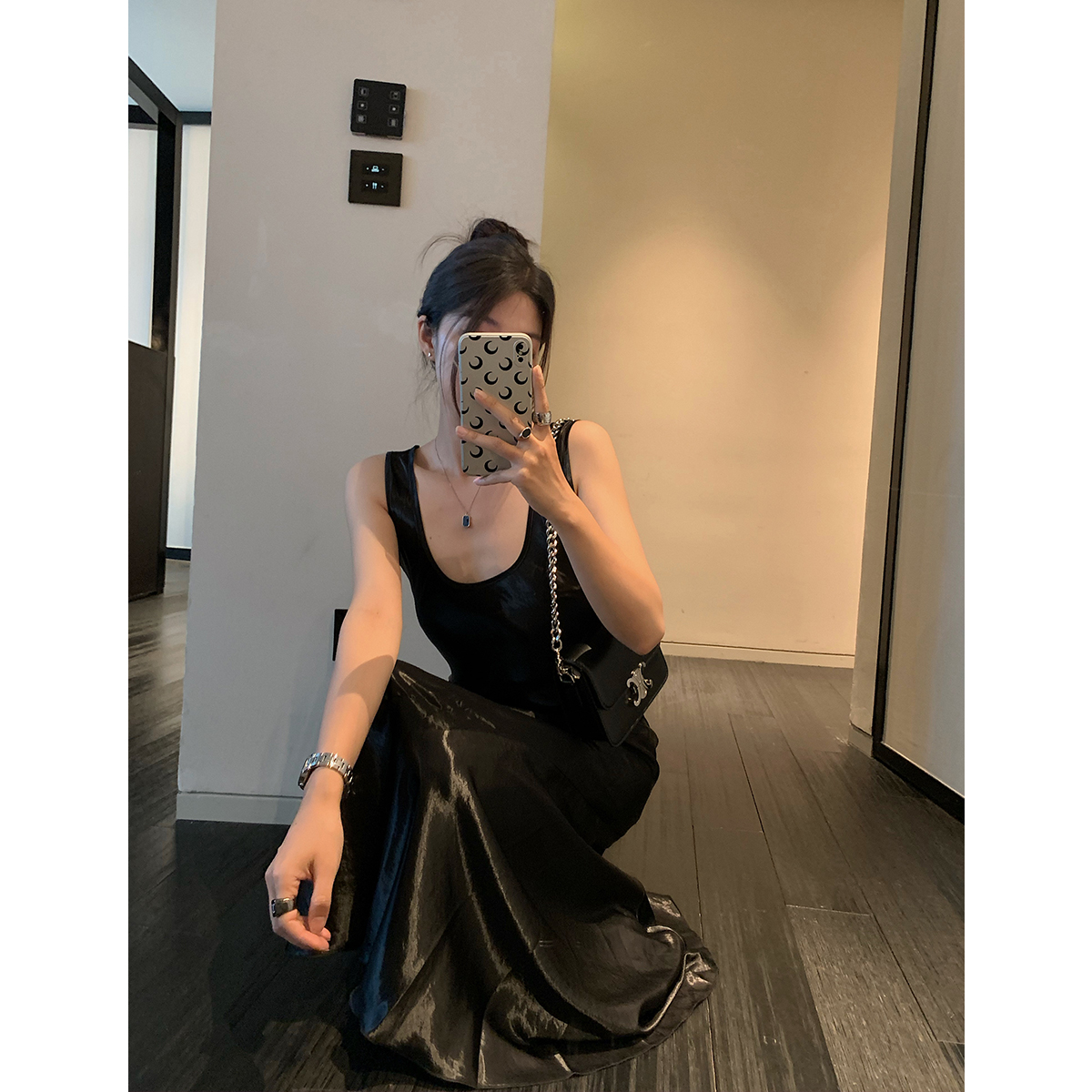 晶爷2023新款法式黑色亮光绸缎气质显瘦背带裙女夏季长款背心裙