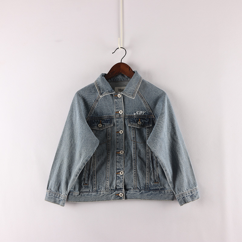落肩款后背卡通胶印牛仔外套