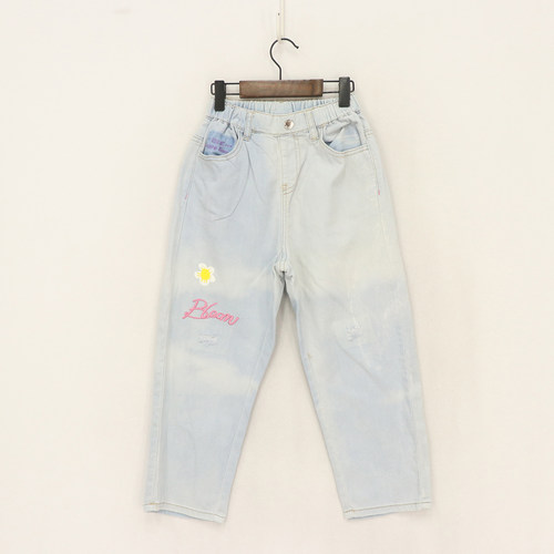 B春秋款童装    女童口袋刺绣字母磨破胶印花朵牛仔裤   D1o