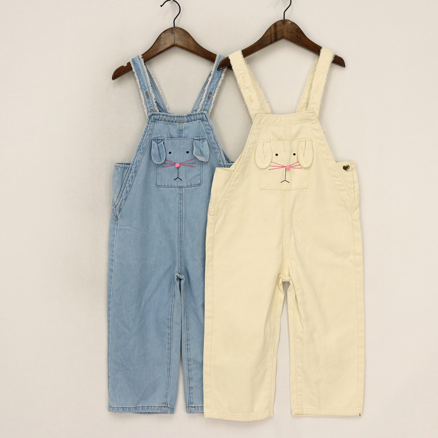 B内销夏款童装   女童两色口袋立体卡通毛边肩带牛仔背带裤   D2i