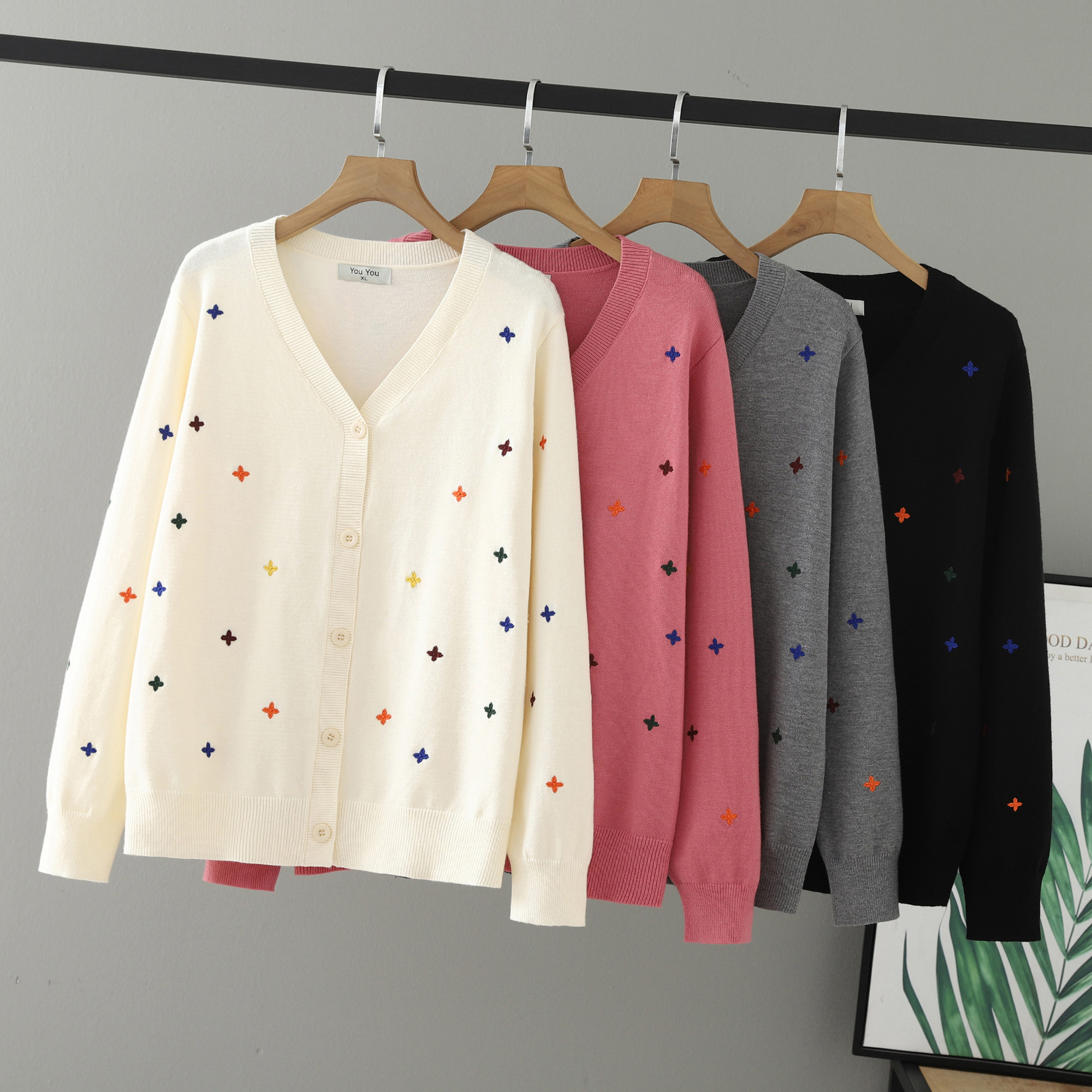 2026新款加肥加大码女装胖妹妹春装中年彩星刺绣针织衫V领女上衣