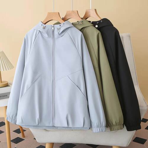 加宽加大码女装新款春装胖mm200斤中年纯色外套连帽别致风衣女